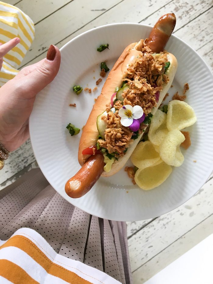 Opskrift på agurkesalat, syltedet rødløg og tabouleh til gourmet hotdog