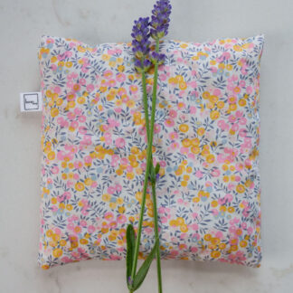 Lavendelpose i Liberty of London print / lys blomst